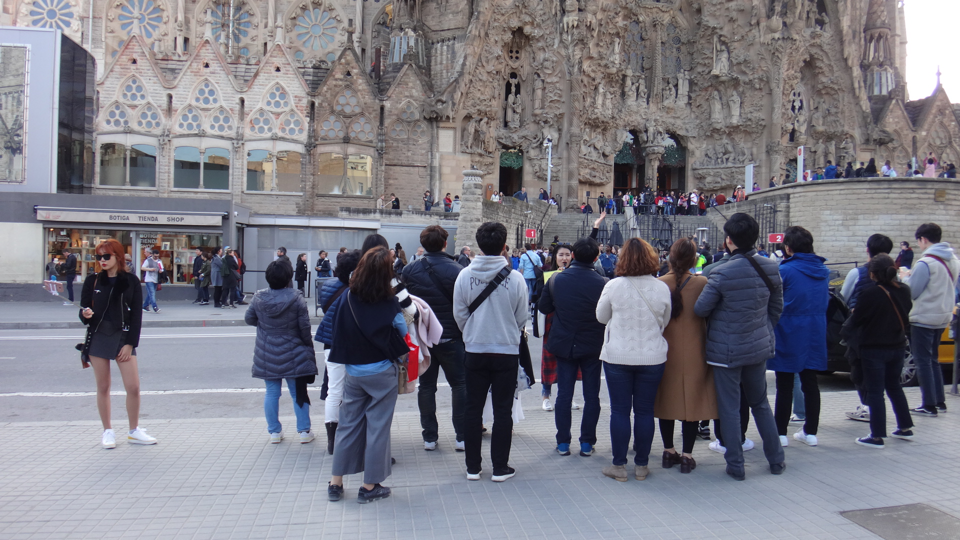 Барселона погода сегодня. Туристы в Испании. Барселона в феврале. Барселона в марте. Барселона зимой.