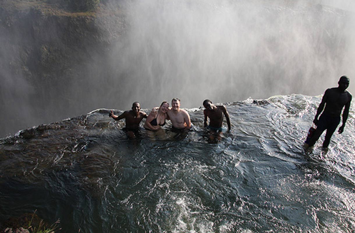 Падение с водопада. Бассейн дьявола Замбия.
