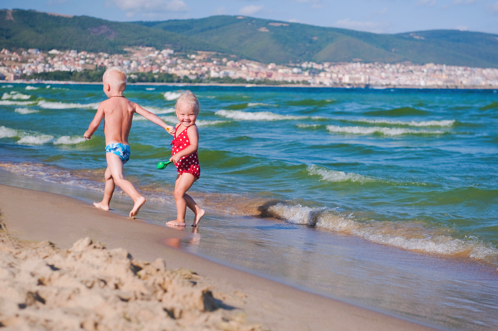 Дети на море качественное. Малыш на море. Болгария пляж дети. Малыш на пляже. Куда поехать на черное море с детьми
