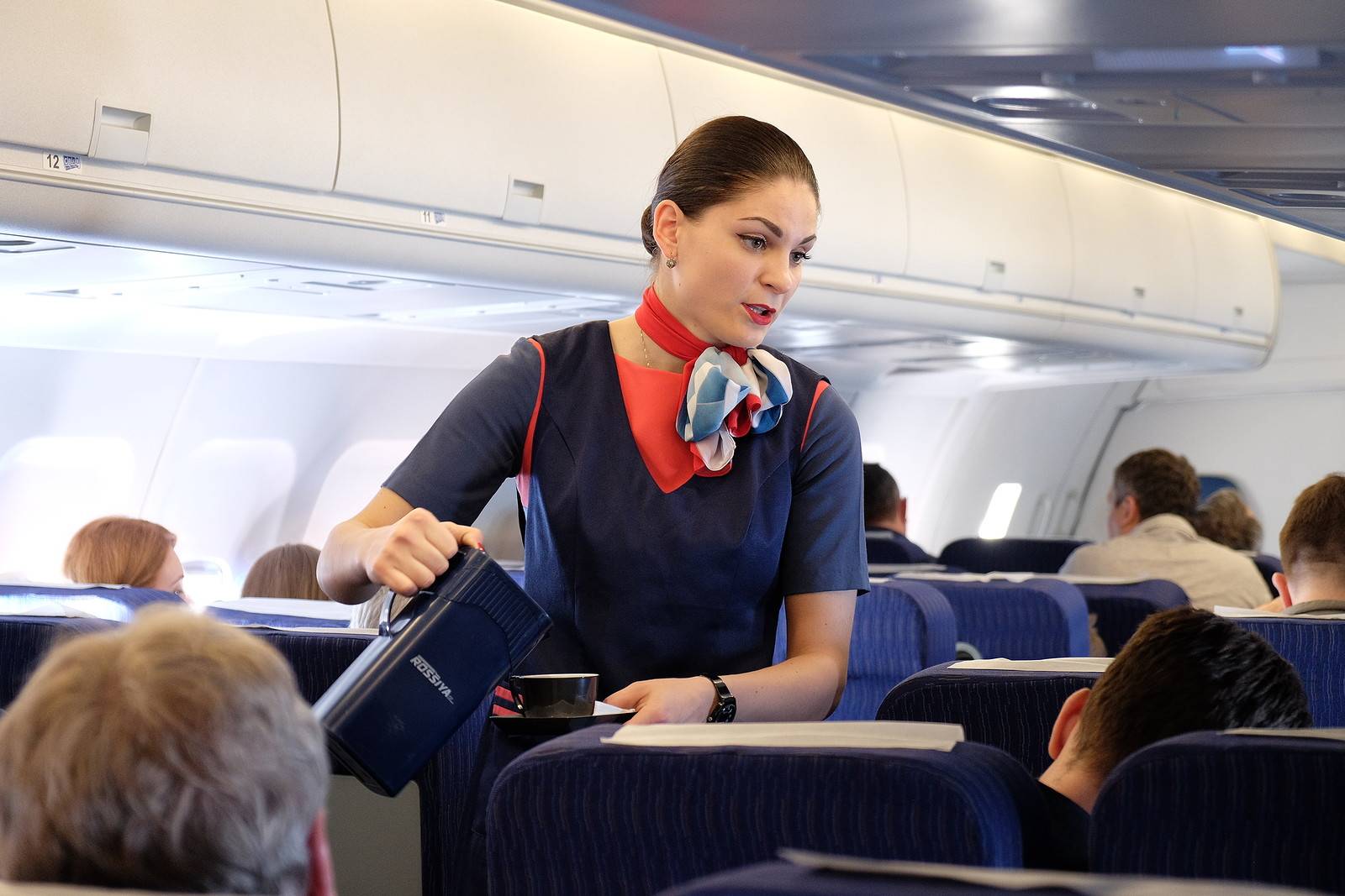 Зарплата стюардесс российских и зарубежных авиалиний