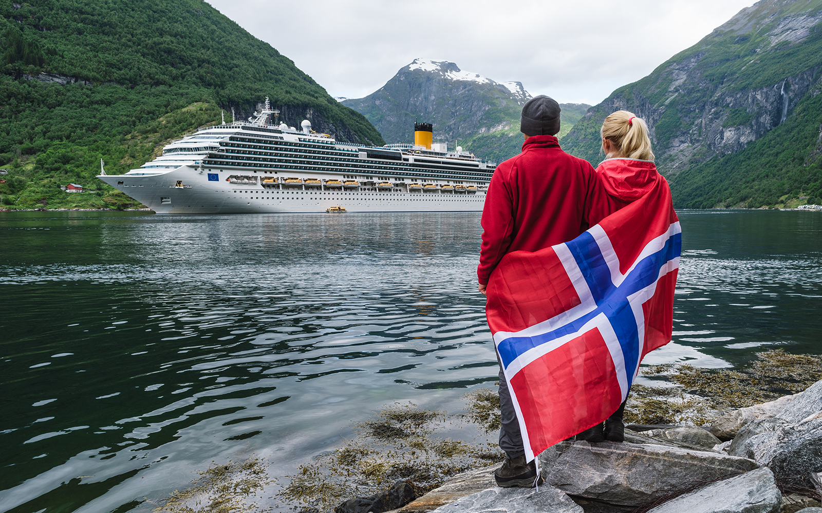 Интернет в норвегии. Общение в Норвегии. Пара в Норвегии. Рабочие Норвегии. Норвегия 2022 туризм.