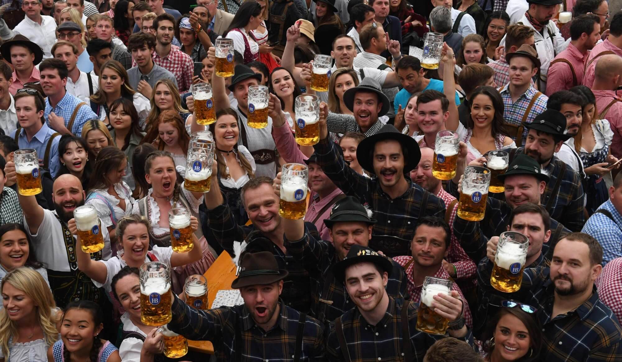 Октоберфест в германии ждет всех почитателей пенного веселья