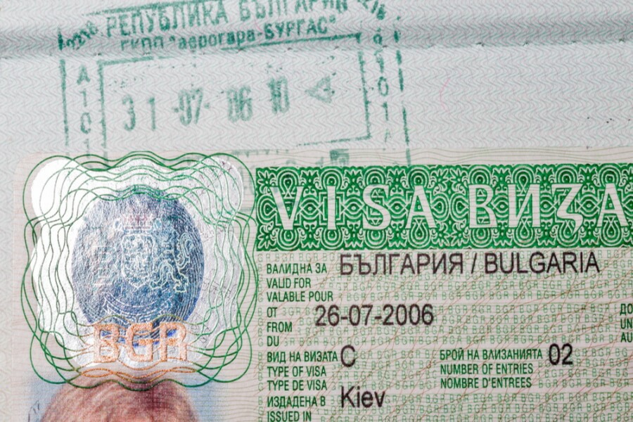 Нужно ли оформлять визу для поездки в болгарию ????