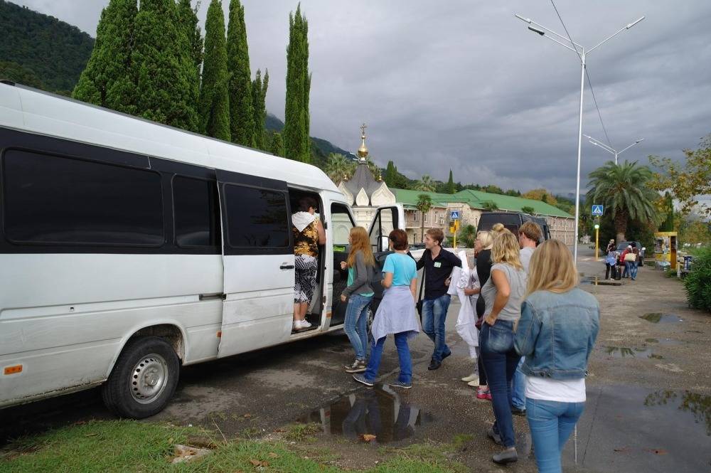 Автобусные экскурсии 2 дня. Экскурсионные автобусы в Абхазии. Люди в автобусе. Автобус турист. Микроавтобус для экскурсий.