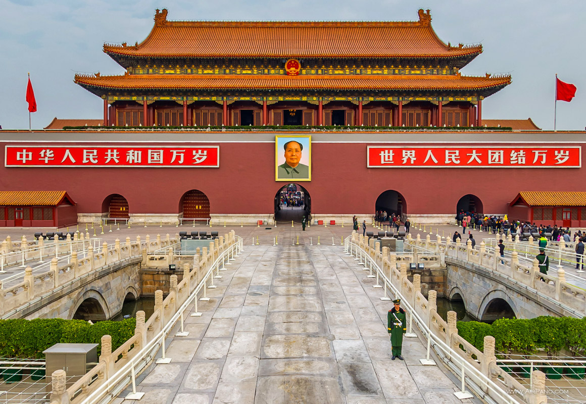 Столица площадь китая. Ворота небесного спокойствия Тяньаньмэнь. Площадь Тяньаньмень – «ворота небесного спокойствия». Площадь Тяньаньмэнь небесные ворота. Пекин Запретный город площадь Тяньаньмэнь.
