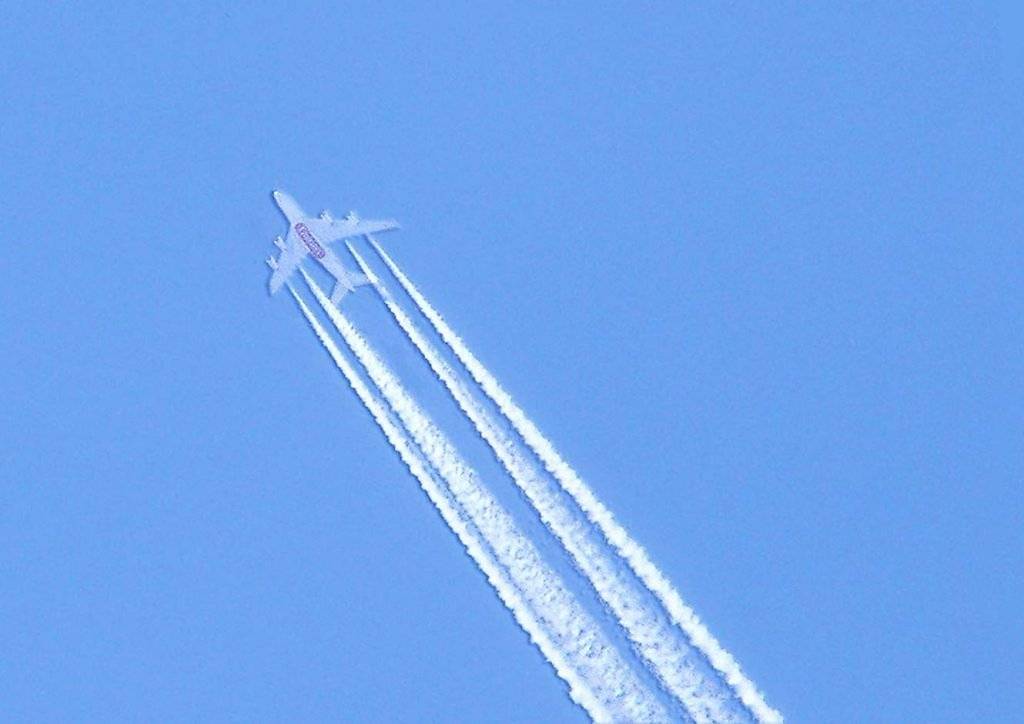 Почему самолет оставляет белые полосы в небе