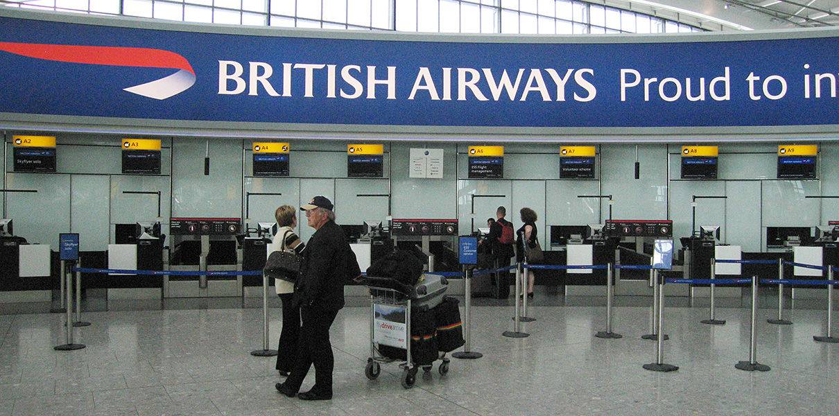 Аэропорт лондон вылет. British Airways стойка регистрации. Аэропорт Хитроу Лондон табло. Стойка регистрации Бритиш. Стойка регистрации в аэропорту в Великобритании.