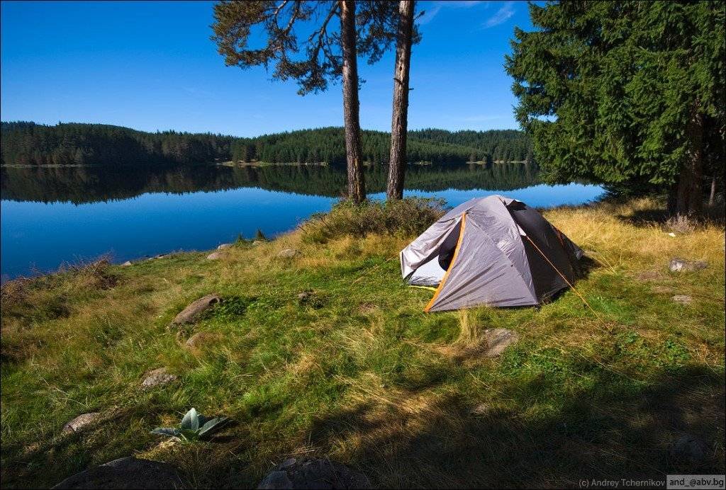 Палатка на озере