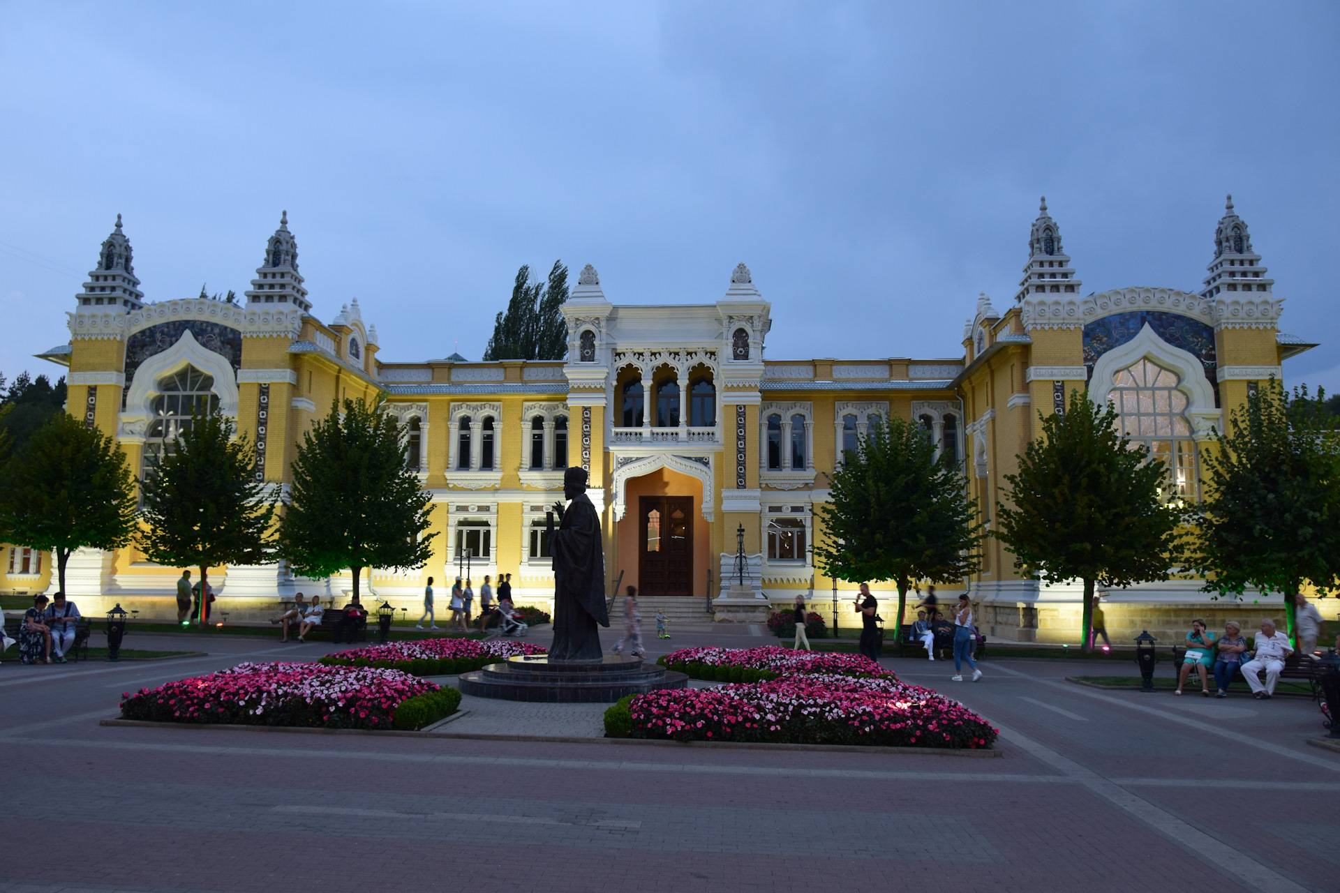 Фото кисловодска. Ночной Кисловодск лето. Административный центр Кисловодска. Достопримечательности вечернего Кисловодска. Вечерний Кисловодск фото.