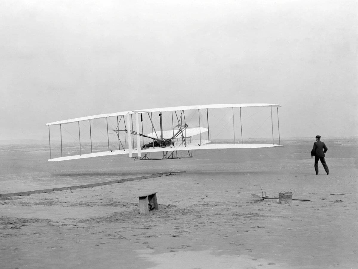 В каком году изобрели и был построен первый самолет