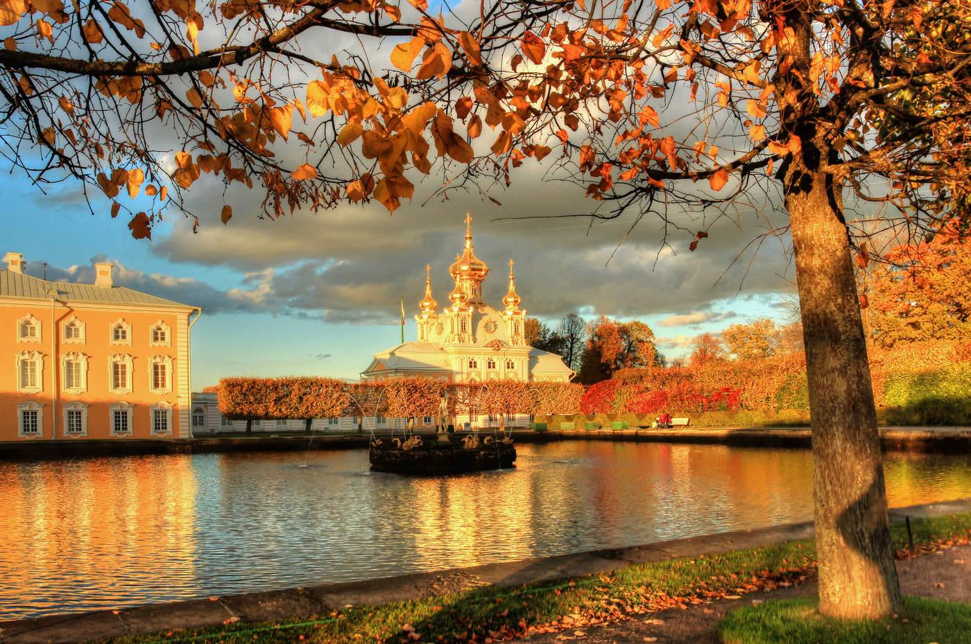 Осенний спб. Санкт-Петербург осень Петергоф. Петергоф в Санкт-Петербурге осенью. Питер осенью Петергоф. Санкт Петербург осень Петродворец дворец.