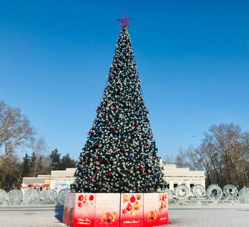 Площадь белогорска. Белогорск Амурская область елка на площади. Новогодняя площадь в Белогорске Амурской области. Новый год в Белогорске 2022. Елка на улице в Белогорске.