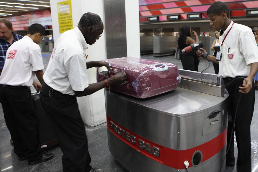 Зачем обматывать чемодан плёнкой в аэропорту: для чего нужна плёнка