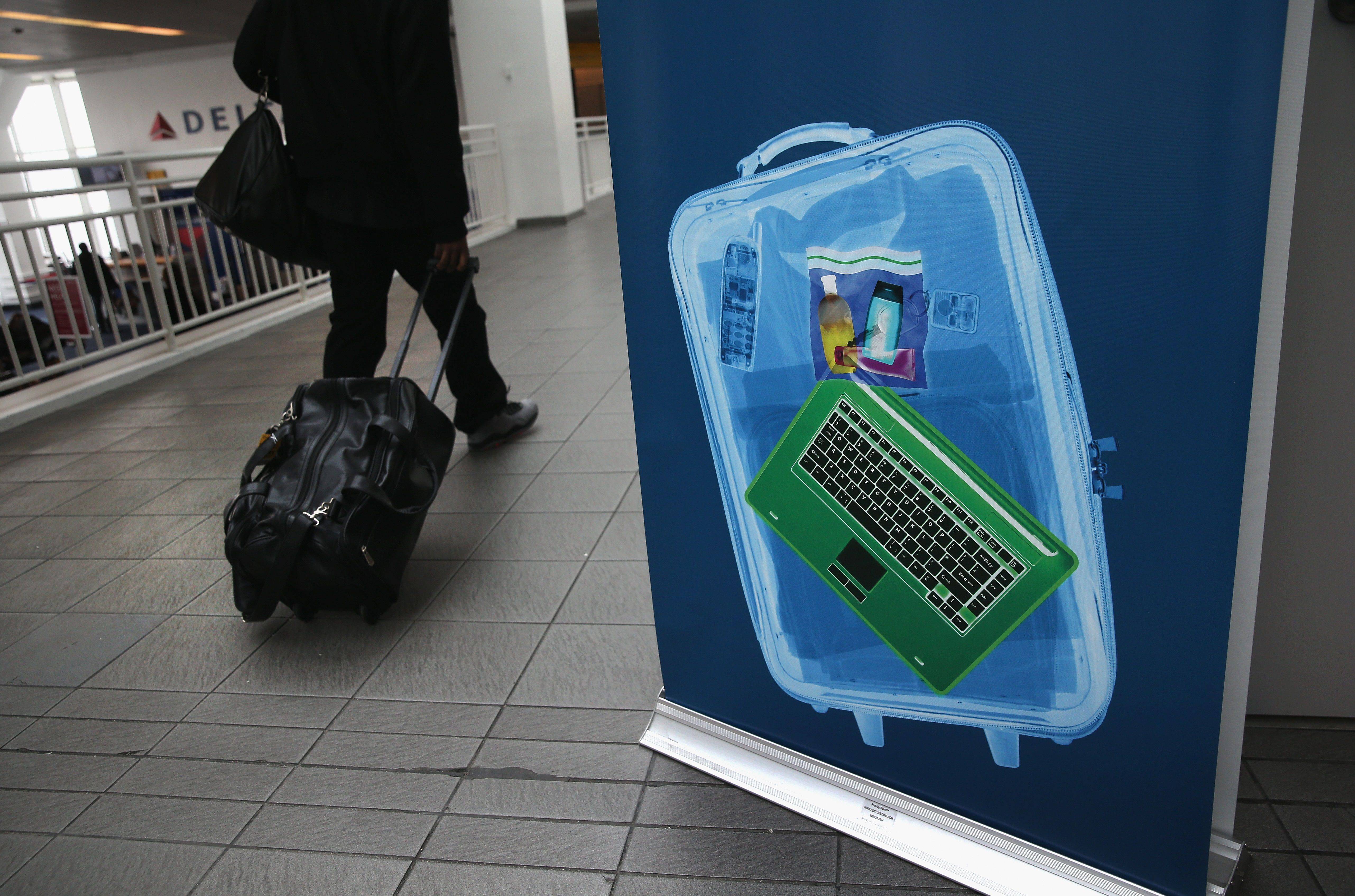 В каких случаях в аэропорту могут вскрыть багаж?