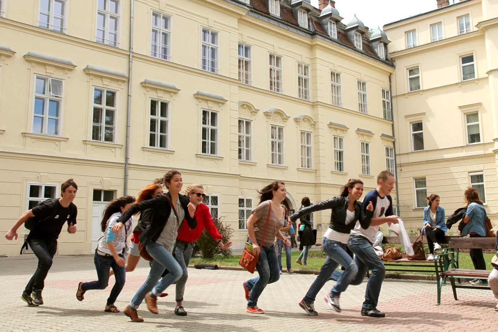 Школа в австрии. ACTILINGUA Academy. Средняя школа в Австрии. ACTILINGUA Academy Vienna. Школьники в Австрии.