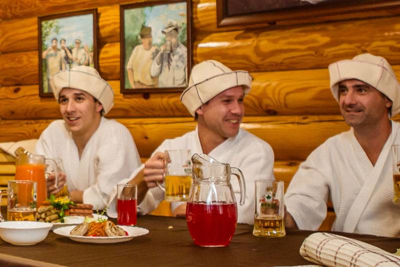 Люди в сауне. Отдых для мужчин пермь. Шашлык в бане. Семейный банный день. Отдыхающие парни.