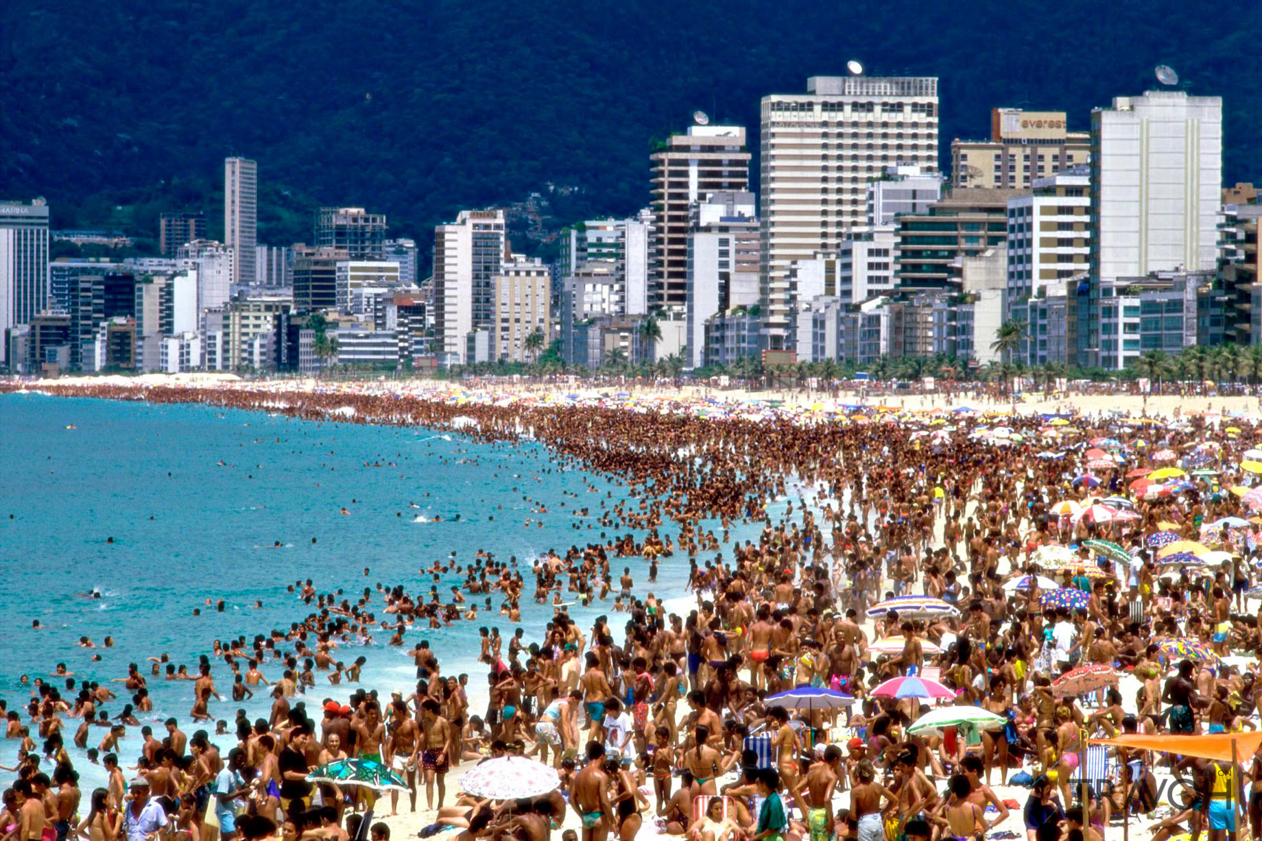 Какая зима в бразилии. Пляж Копакабана в Рио-де-Жанейро. Копакабана, Рио-де-Жанейро, Бразилия. Бразилия пляж Копакабана. Рио де Жанейро пляж.