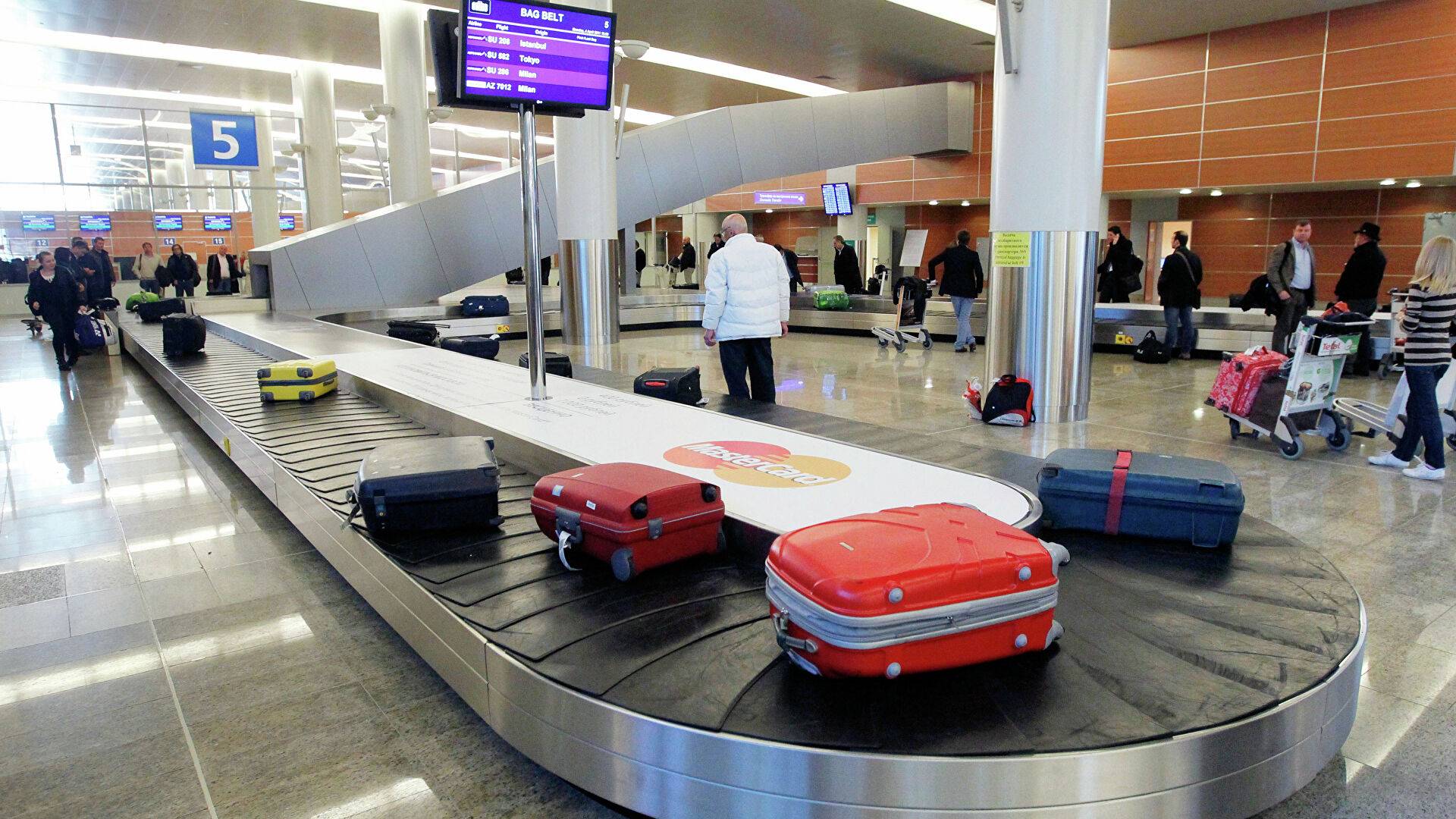 Как делать пересадку в аэропорту: можно ли выходить, виза