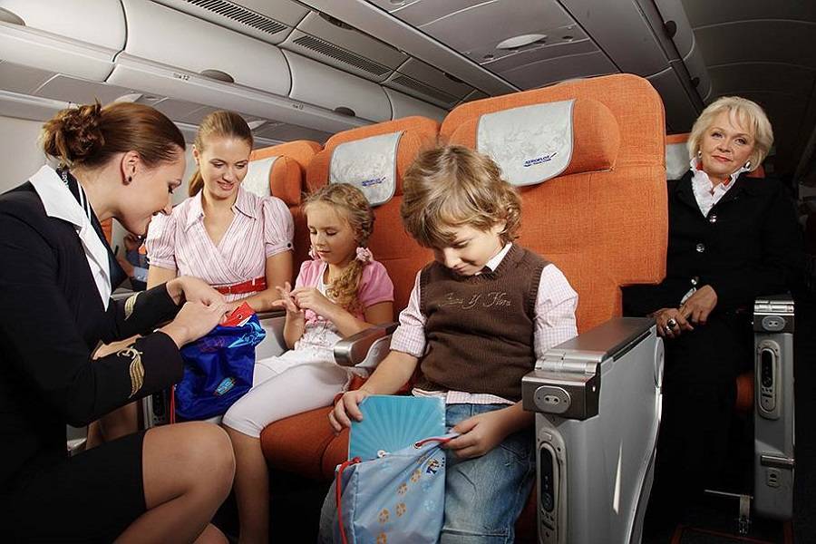 Какие есть правила перевозки детей в самолете по россии? со сколько лет или с какого возраста можно летать на самолете ребенку