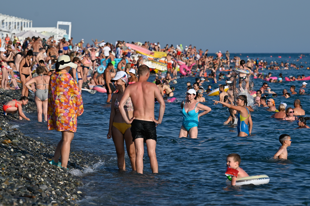 Победы россии на море. Отдыхающие на пляже. Люди на пляже. Российский пляж. Сочи пляж.