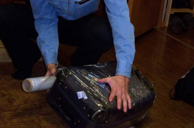 Как упаковать чемодан в самолет: обмотка пленкой, фото, видео | авиакомпании и авиалинии россии и мира