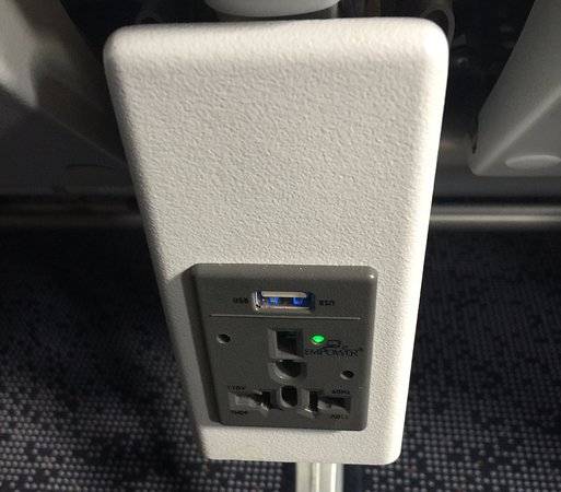 В самолетах можно зарядить телефон. USB В самолете s7. USB зарядка в самолете. Розетки в самолете. Зарядка для телефона в самолете.