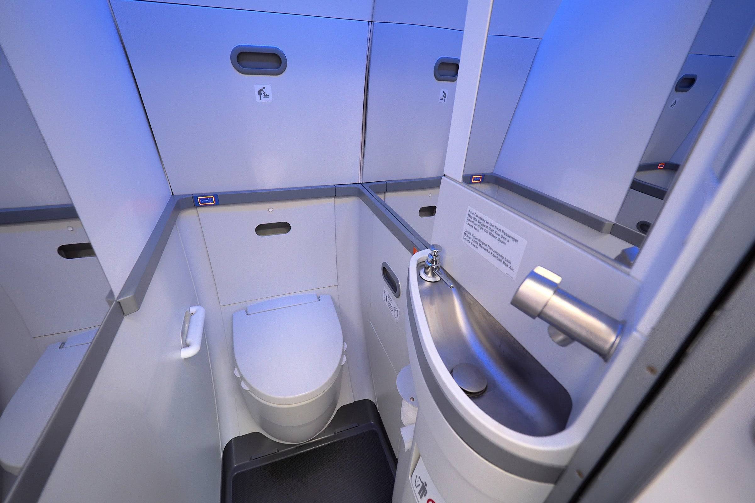 Как выглядят туалеты в самолетах. как работает туалет в самолете и что нужно знать перед использованием. вода в самолетах, что и как