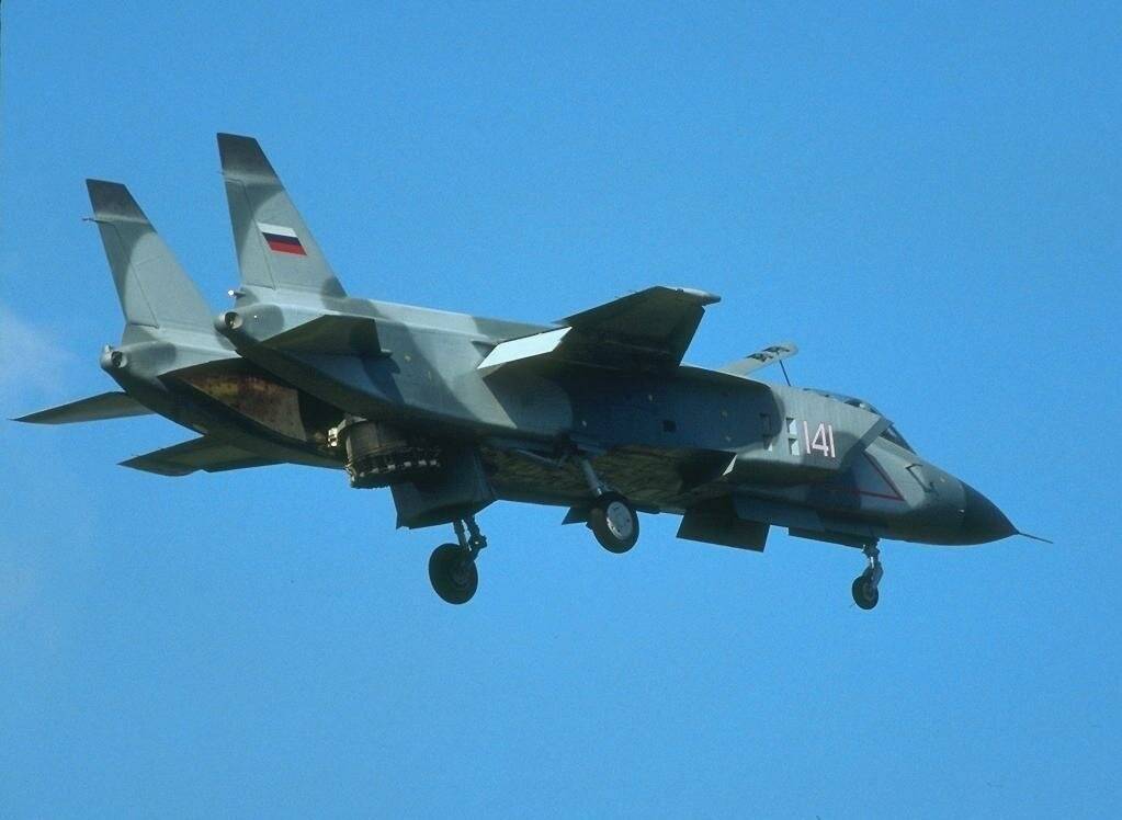 Самолет вертикального взлета Як-141