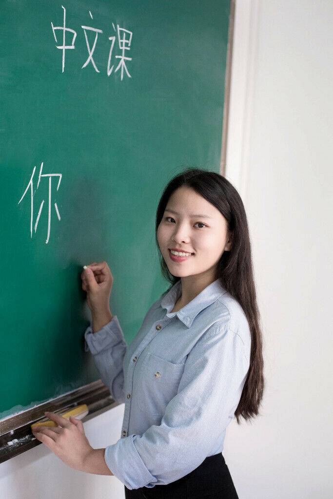 В школе китайский язык изучают 60. Китайский учитель. Учитель китайского языка. Учитель китаец. Преподаватель китайского.
