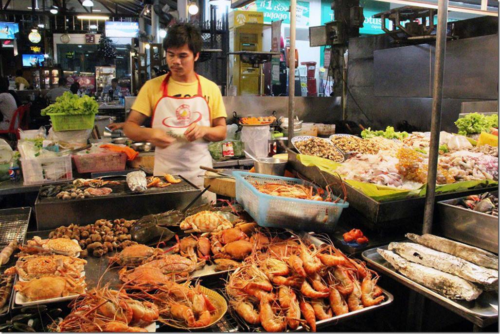 Дешево в тайланд. Ночной рынок Тайланд. Тайский ночной рынок Паттайя. Ночной рынок Карон Пхукет. Ночные рынки Пхукета.