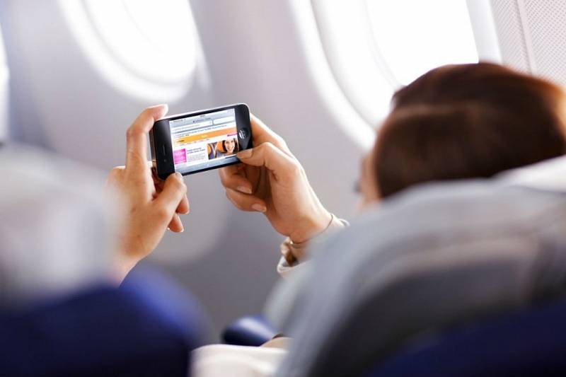 Совместимы ли телефон и самолет: когда во время полета разрешают пользоваться мобилкой