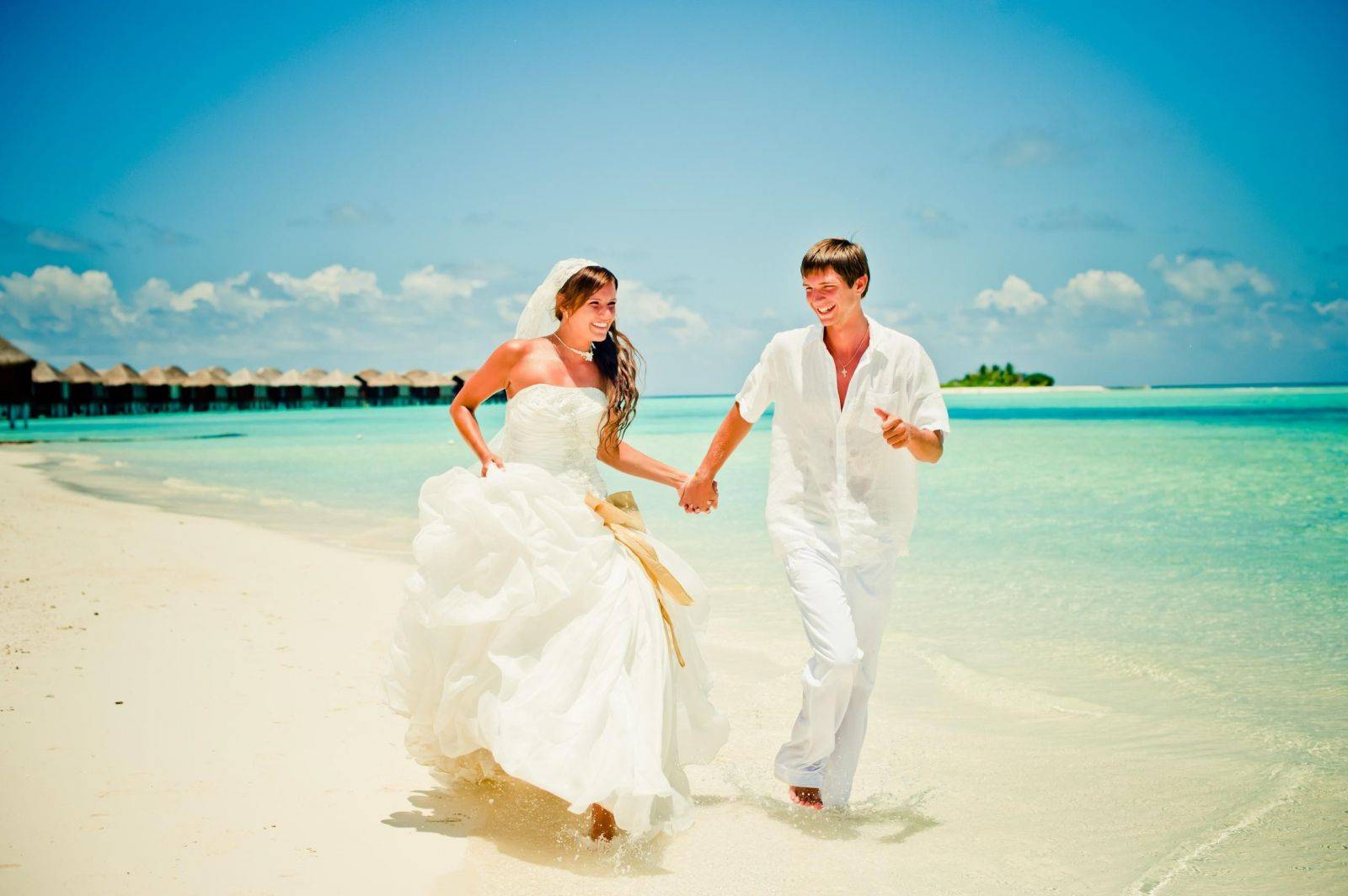 Медовый месяц что это. Свадебное путешествие фотосессия. Свадебная фотосессия на Мальдивах. Свадебный тур. Свадебные путешествия для молодоженов за границей.