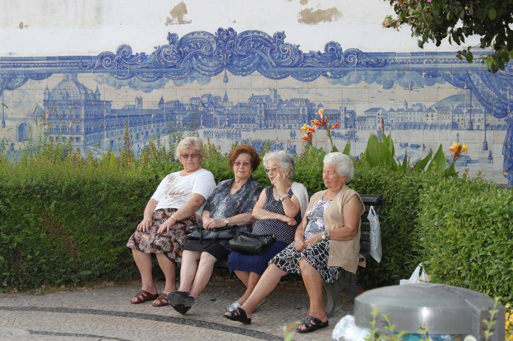 Пенсионеры в крыму. Бабульки на экскурсии. Старушка в Крыму. Две пенсионерки в Крыму.