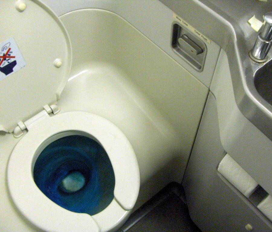 Туалет в самолете: как устроен, как пользоваться, принцип работы