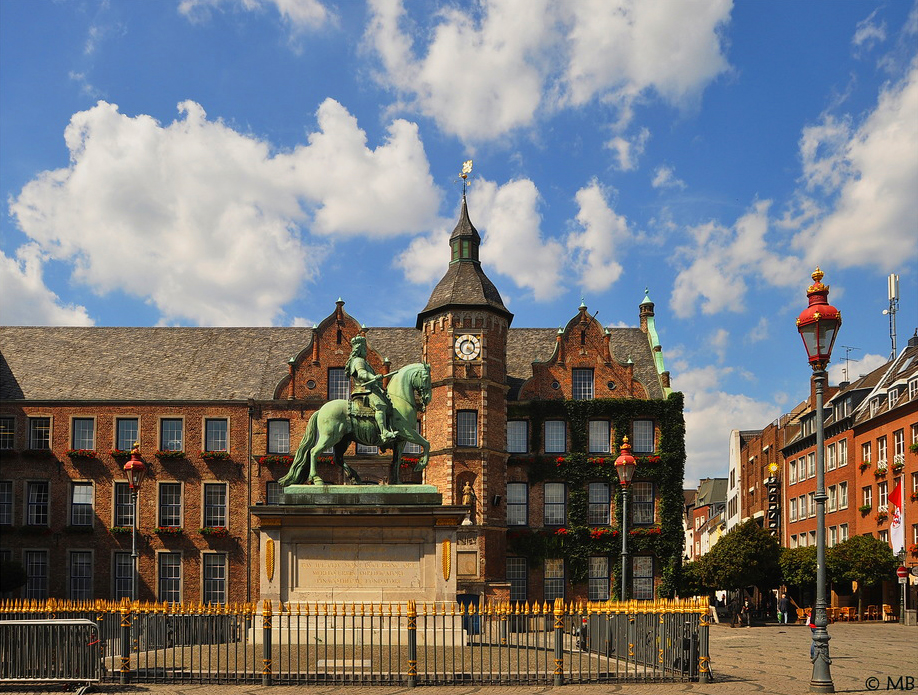 Дюссельдорфская ратуша (нем. rathaus düsseldorf). фото