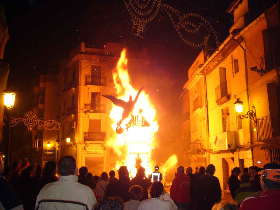 Las fallas: яркий фестиваль огня и фейерверков в валенсии | валенсия тур
