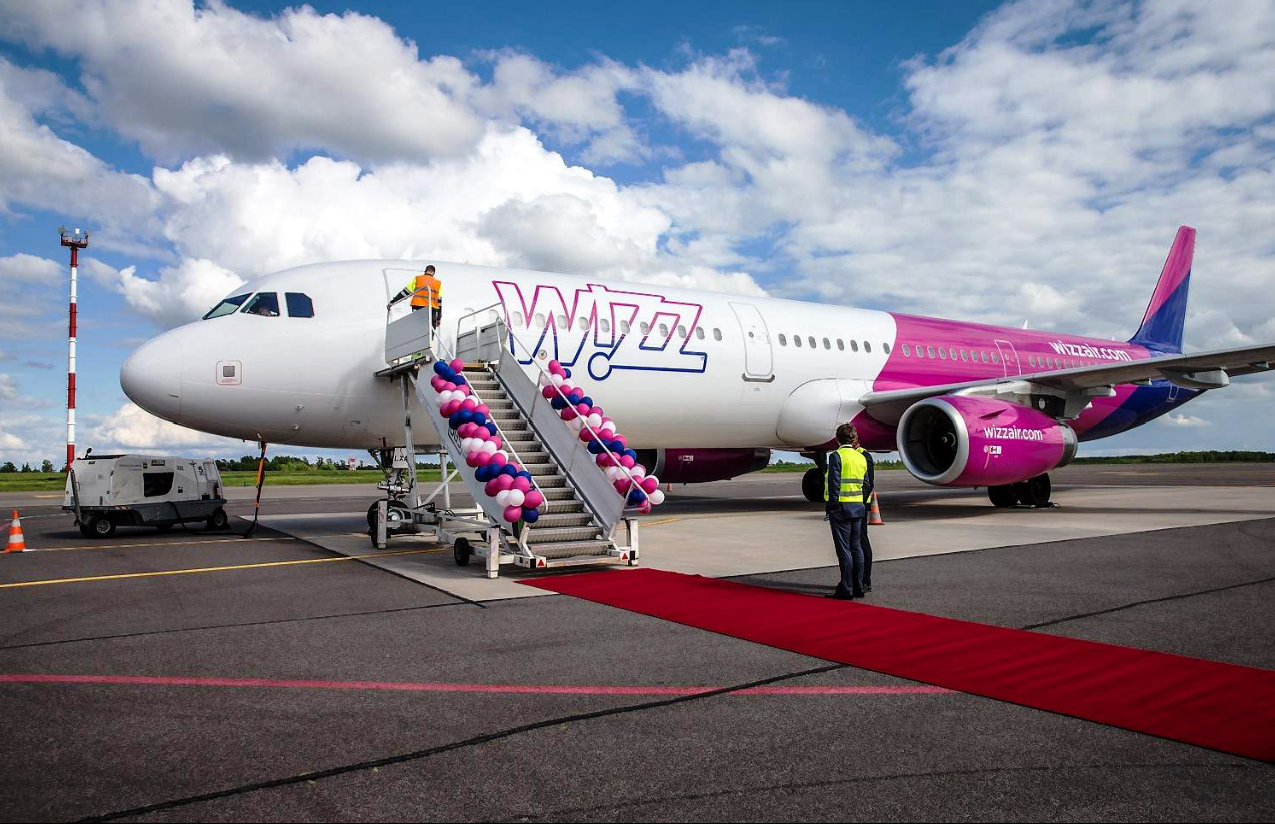 Авиакомпания лоукостер. Венгерская авиакомпания Wizzair. Wizz самолеты. Венгерский лоукостер Wizz. Самолёт визэйр.