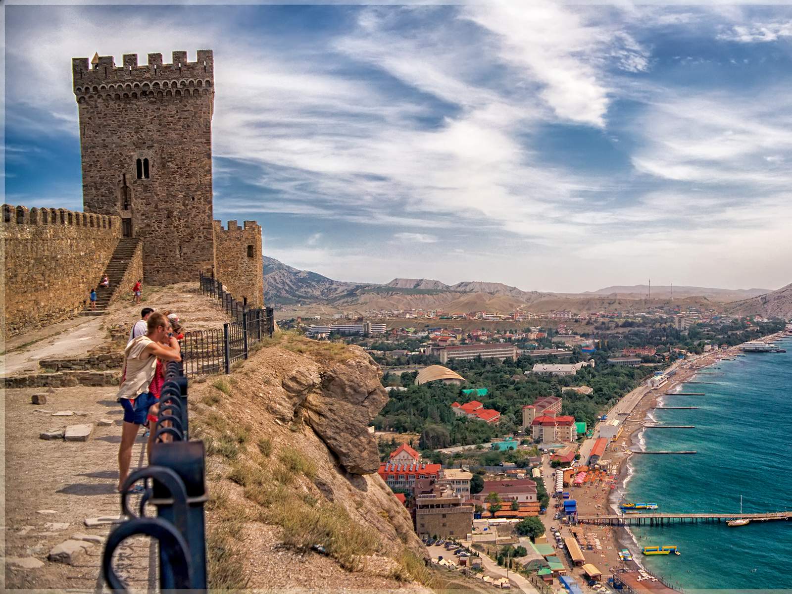 Фото судака. Судак набережная Генуэзская крепость. Генуэзская крепость Судак с моря. Вид с Генуэзской крепости в Судаке. Генуэзская крепость Судак вид с моря.