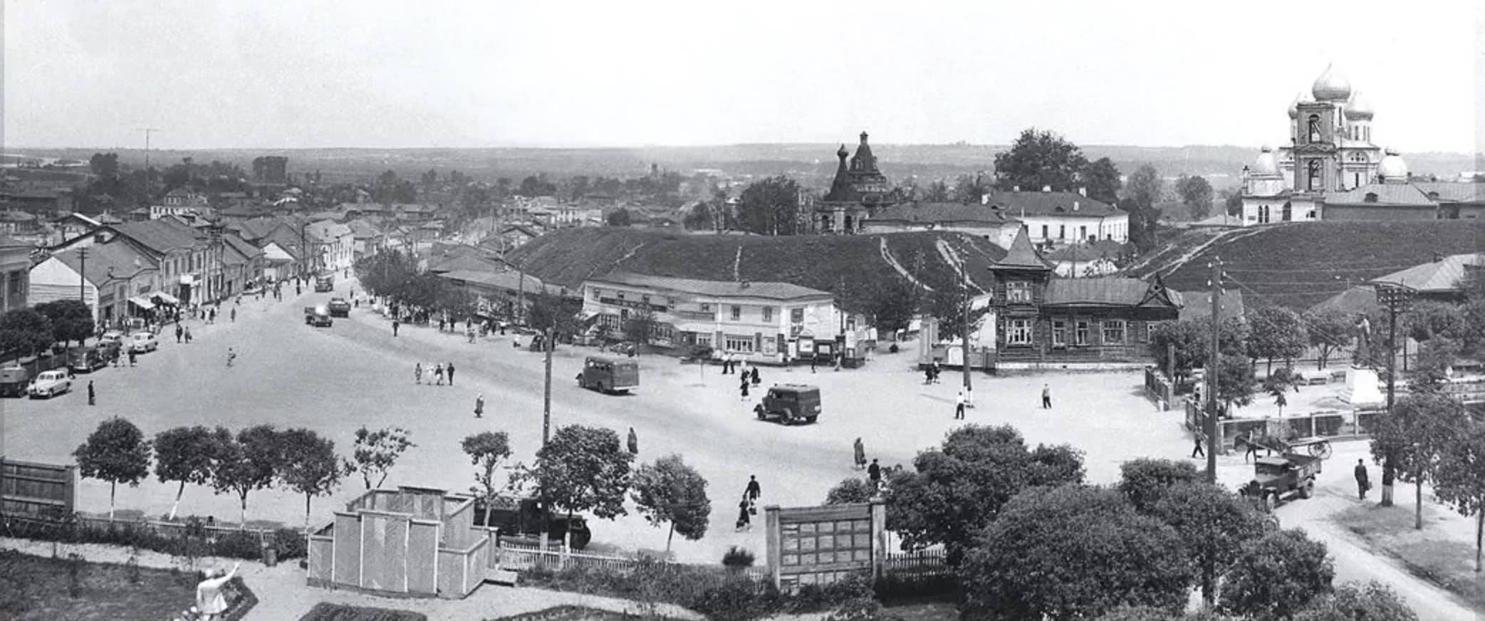 Вид прошлый. Советская площадь в городе Дмитрове. Старый город Дмитров. Историческая площадь Дмитров. Дмитров в 20 веке.