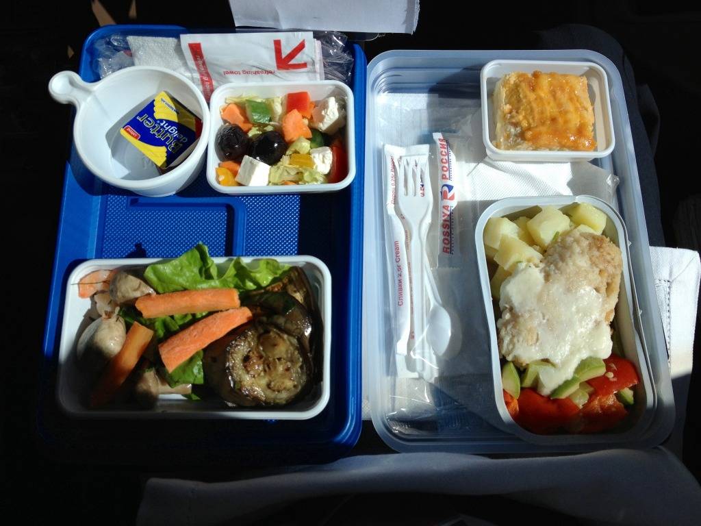Как заранее заказать еду в самолет и что такое спецпитание?