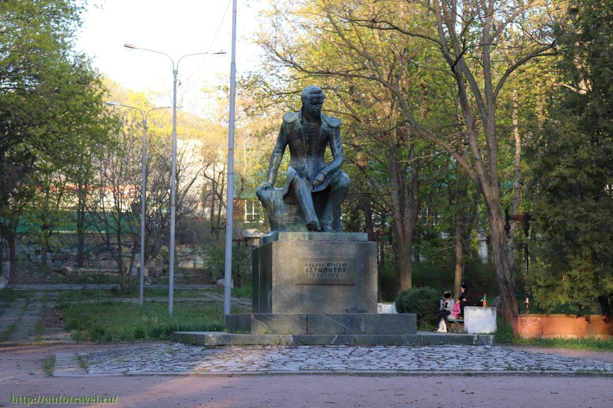 Погода лермонтов ставропольский. Памятник Лермонтова Ставропольский край. Город Лермонтова Ставропольского края памятник Лермонтову. Михаил Юрьевич Лермонтов памятник Ставрополь. Памятники Лермонтову в Ставропольском крае.