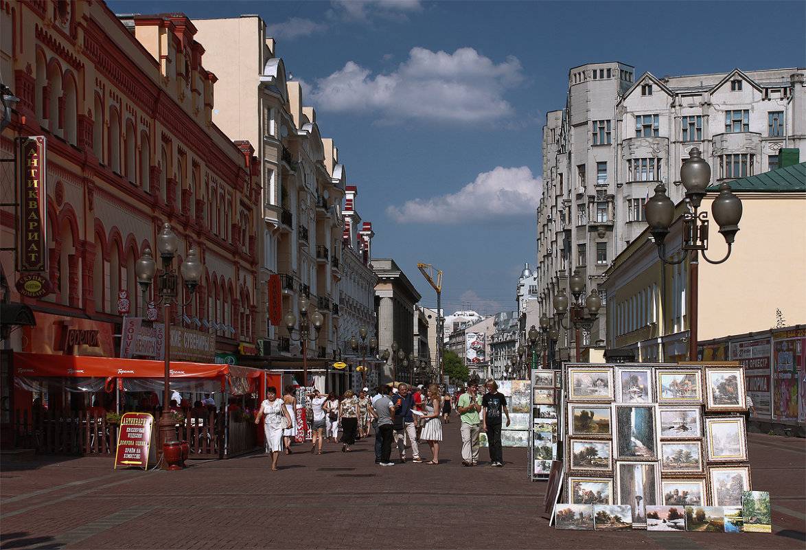 Улица арбат: старинная улица с интересными зданиями, ресторанами и магазинами
