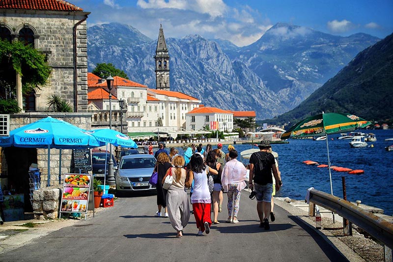 Работа в черногории: как найти и устроиться?