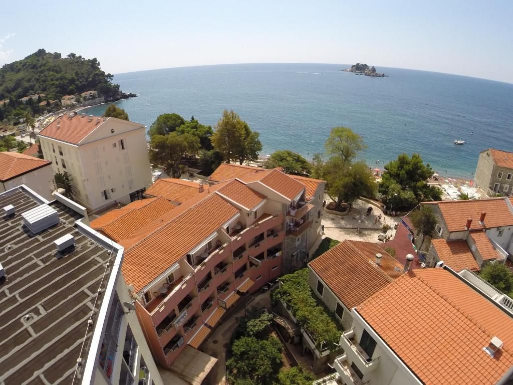 Город петровац в черногории для отдыха: пляжи, отели, фото 2023