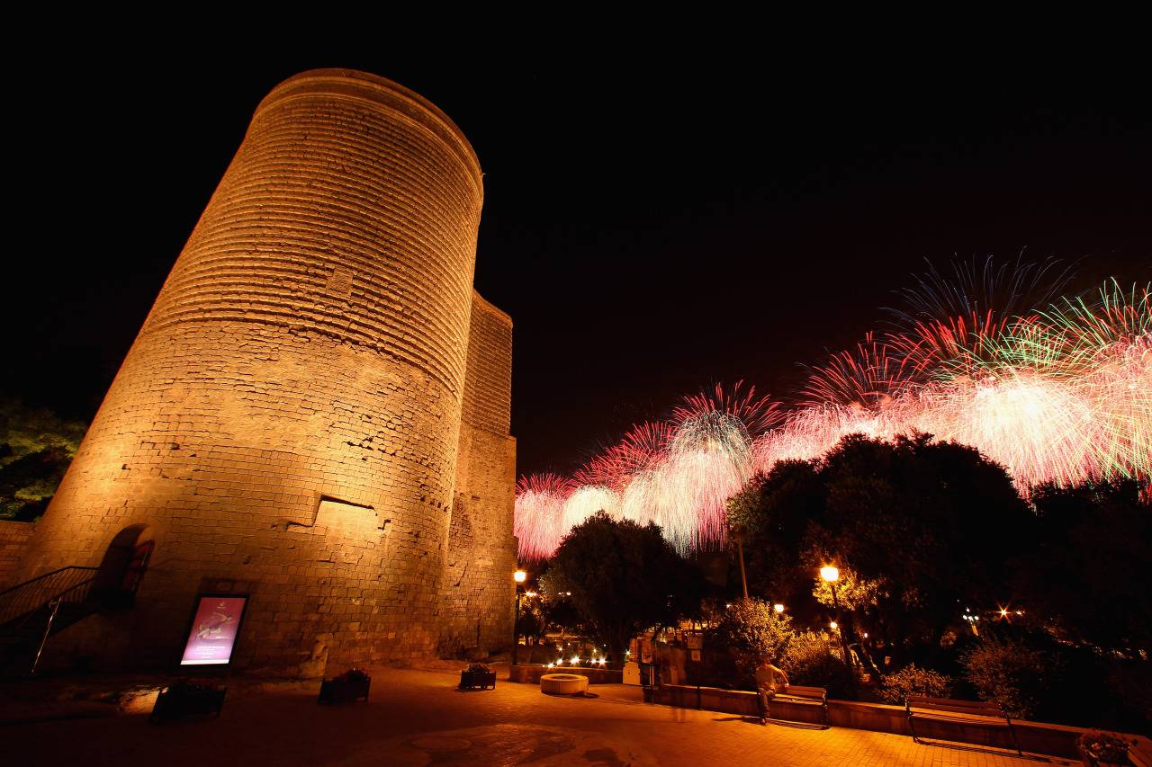 Девичья башня Баку ночью