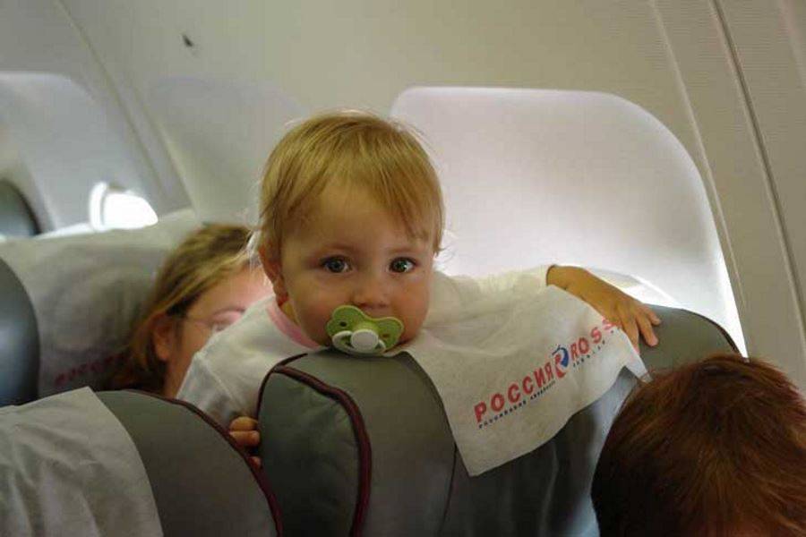 Перелет с годовалым ребенком на самолете: что необходимо знать