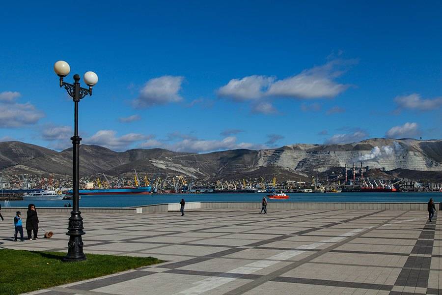 Адрес новороссийск. Новороссийск Кабардинка набережная. Новороссийск прогулка по набережной. Новороссийск гуляющие по набережной. Новороссийск гуляют.