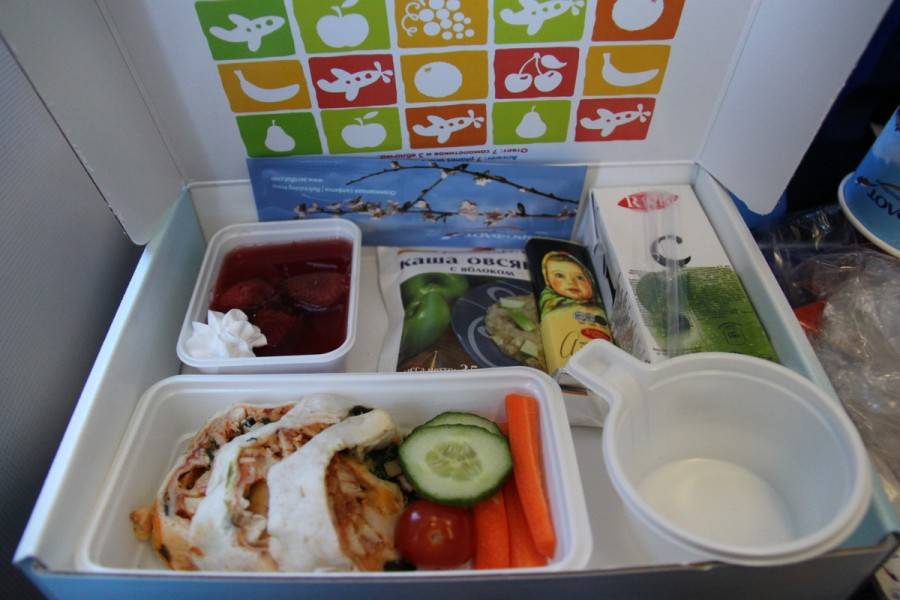 Детское питание в самолете. детское меню на борту самолета от разных авиакомпаний. чем накормить ребенка в самолете?