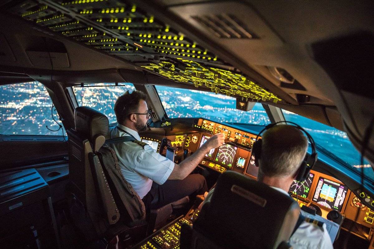 Профессия летчик или пилот самолета гражданской авиации - где учиться и как им стать