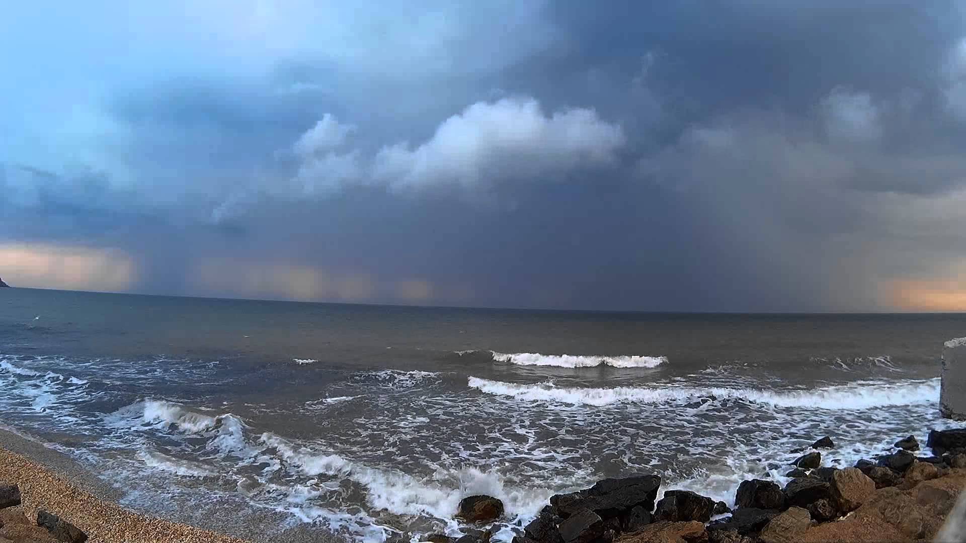 Крым плохо. Крым пасмурно. Дождь на черном море. Крым море и дождь. Дождь на море.